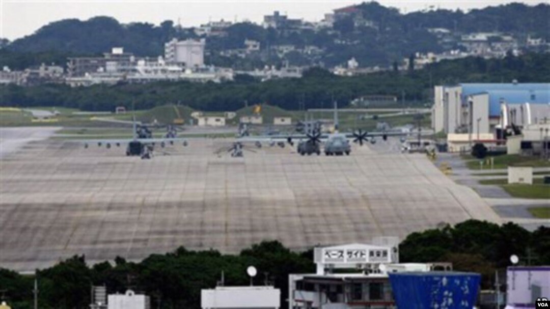 沖繩島上的美國海軍陸戰隊的普天間基地，周圍有民房。(檔案照片)