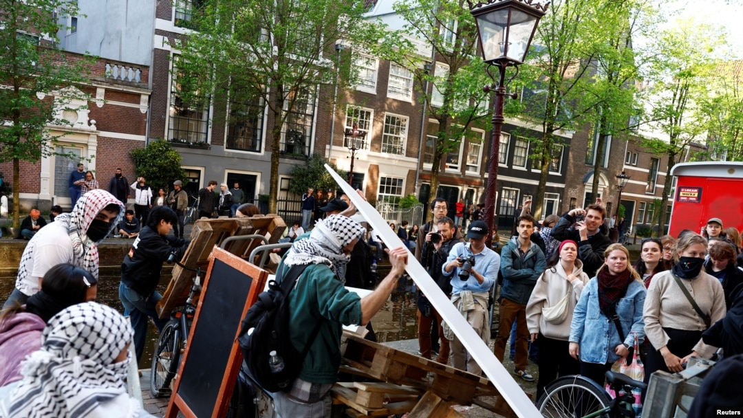 Protestocular Amsterdam Üniversitesi binalarının önündeki kanala bakan dar yola barikat kurdu.