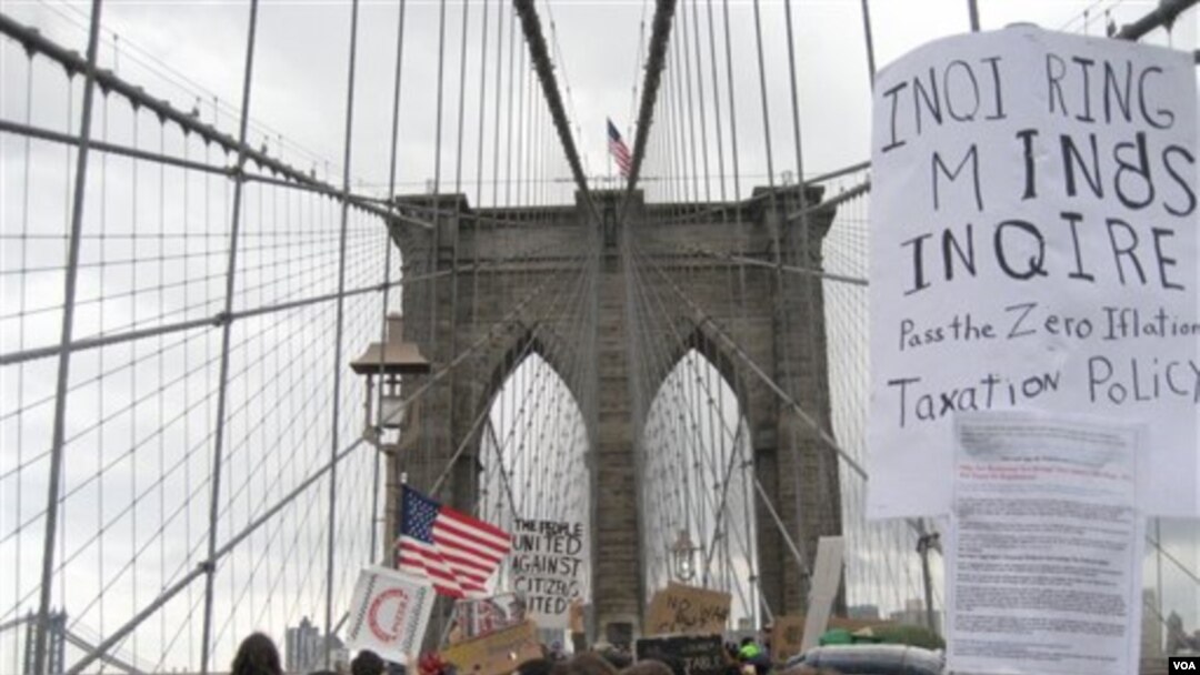 Ratusan pendukung aksi demo yang berkemah di Wall Street dalam dua minggu belakangan ini, bergerak menyebrangi jembatan Brooklyn sebelum dibubarkan polisi (1/10).
