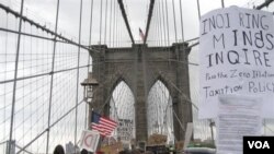 Ratusan pendukung aksi demo yang berkemah di Wall Street dalam dua minggu belakangan ini, bergerak menyebrangi jembatan Brooklyn sebelum dibubarkan polisi (1/10).