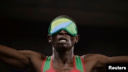 Le Kényan Samwel Mushai Kimani gagne la médaille d'or lors de la finale de 1500 mètres, à Rio de Janeiro, Brésil, le 13 septembre 2016.