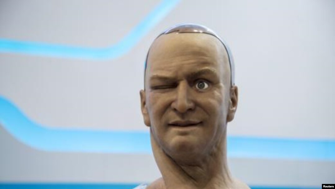 El robot humanoide, Han, diseñado por Hanson Robotics guiña un ojo durante su presentación en Japón.