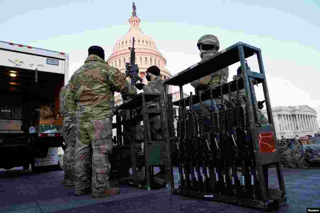 Miembros de la Guardia Nacional reciben armas para comenzar su labor de custodia de la zona. 13 de enero de 2021.