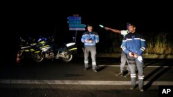 在一名司机驾车撞入巴黎以东小镇赛特索尔一家餐馆后，法国警察堵住道路阻止车辆前往该镇。 （2017年8月14日）