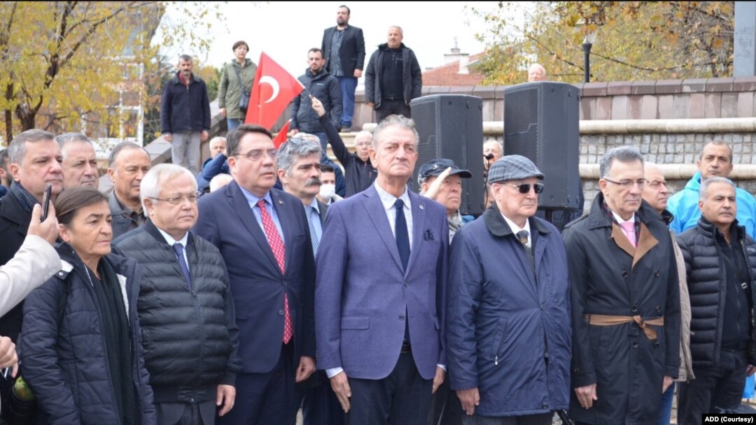 Emekli askerler ve eylemi destekleyen yurttaşlar, “Mustafa Kemal’in askerleriyiz” sloganlarıyla Atatürk’ün mozolesine evsahipliği yapan Anıtkabir’e yürüyüşe geçti.