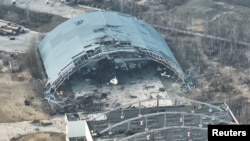 Pesawat rusak terlihat di hanggar yang hancur di Bandara Internasional Antonov, Hostomel, Ukraina, 31 Maret 2022. (Foto: Babylon'13/via REUTERS)