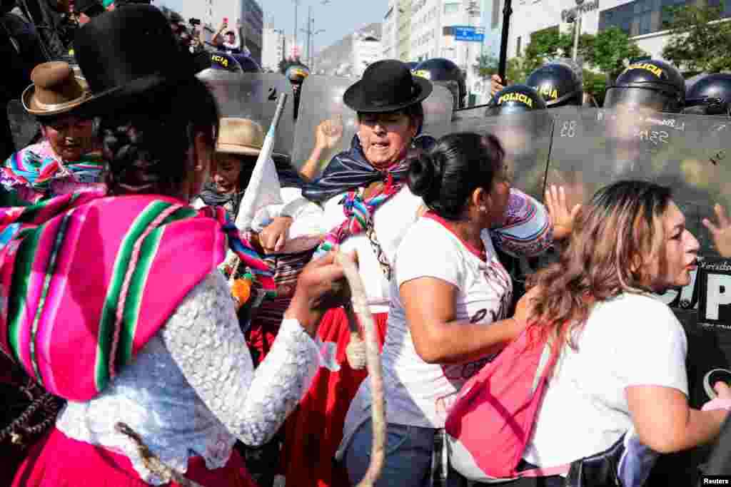 Integrantes de sindicatos y organizaciones sociales protestan al margen de la cumbre de APEC en Lima, el miércoles 13 de noviembre de 2024.