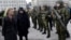 Министр обороны ФРГ Урсула фон Ляйен (крайняя слева) и президент Литвы Даля Грибаускайте приветствовали контингент союзников в литовском городе Рукле. 7 февраля 2017 г.