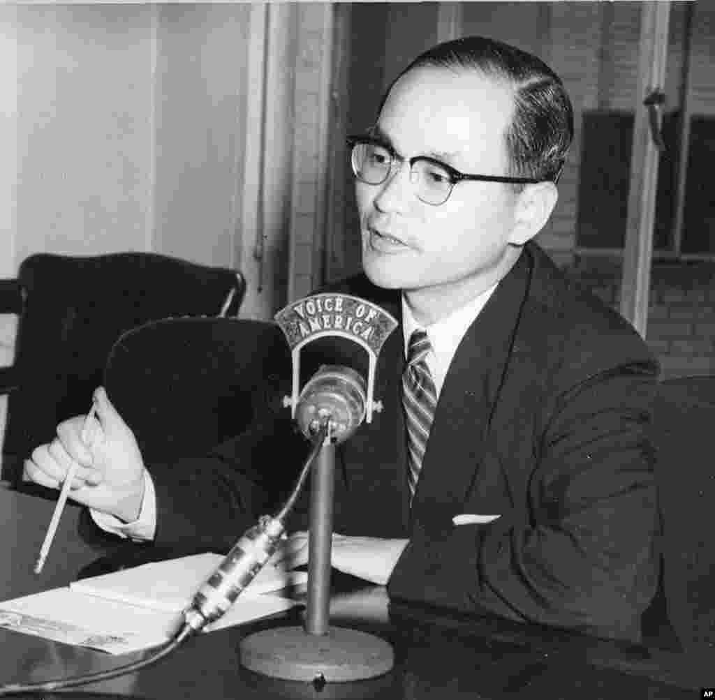 老照片回顾：美国之音中文广播70年