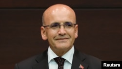 Hazine ve Maliye Bakanı Mehmet Şimşek “kademeli parasal sıkılaştırma” mesajı vermeye devam ediyor