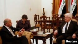 فؤآد معصوم (راست) روز یکشنبه با لوران فابیوس وزیر امور خارجه فرانسه دیدار کرد - بغداد، ۱۹ مرداد ۱۳۹۳ 