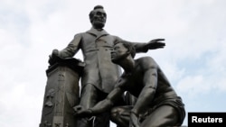 O Memorial da Emancipação, retratando o ex-Presidente dos EUA Abraham Lincoln em pé sobre um escravo liberto, no Lincoln Park, em Washington, EUA.