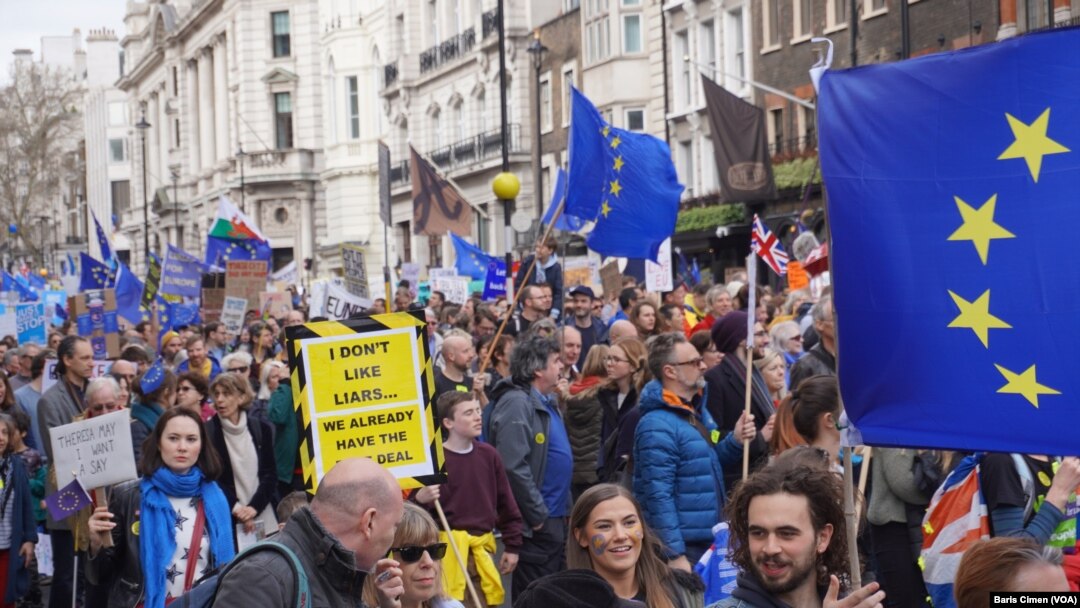 Ratusan ribu warga Inggris berdemonstasi di London meminta pemerintah mengadakan referndum baru mengenai Brexit, London, 23 Maret 2019. (Foto: VOA)