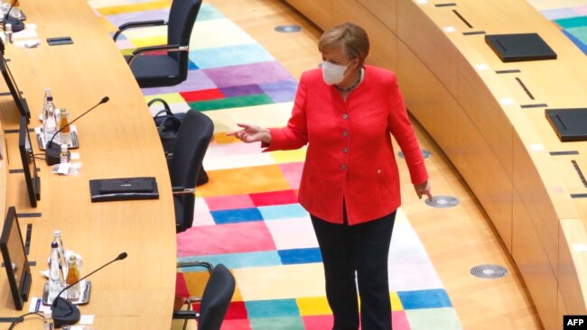 Kancelarja Merkel duke mbërritur në një takim të Këshillit Evropian