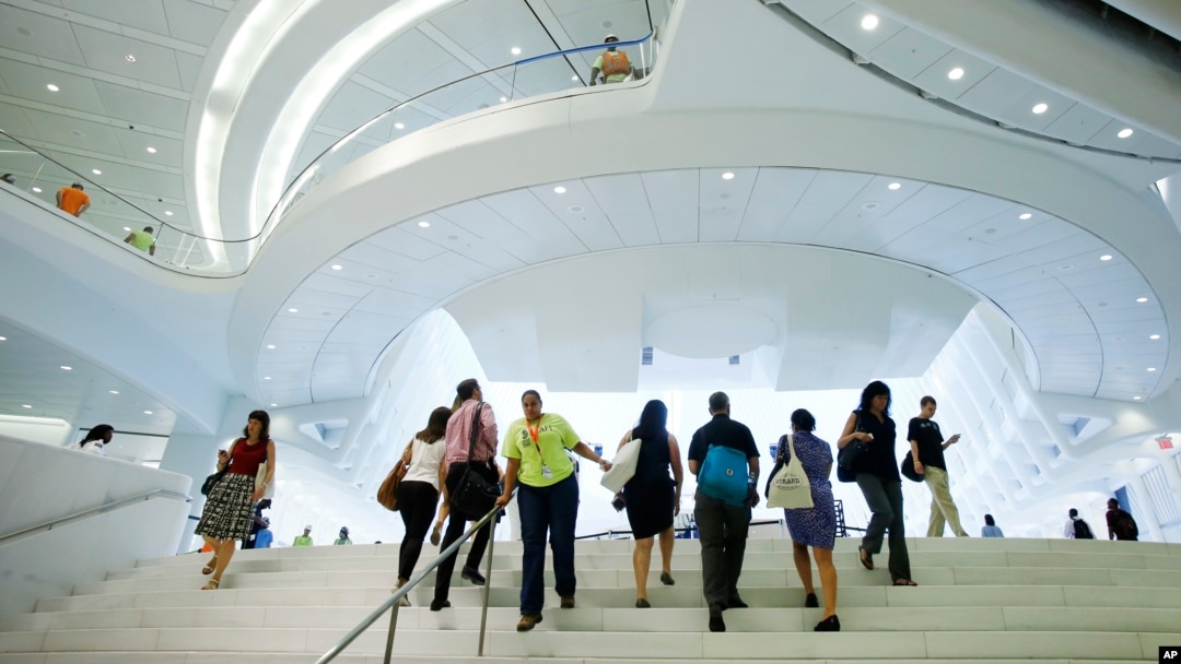 Warga New York keluar dari stasiun kereta di Menara World Trade Center (WTC). WTC kembali dibuka untuk umum Selasa 16/8. 