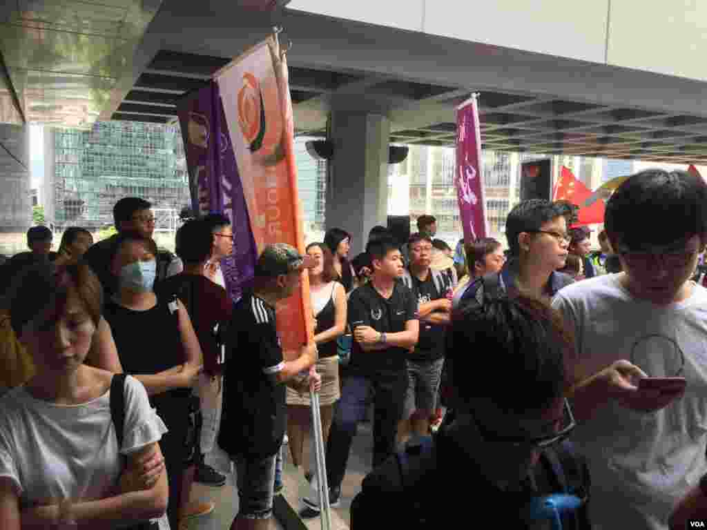 香港上诉庭的对学民思潮前召集人黄之锋、学联前秘书长周永康及前常委罗冠聪改判裁定，引发泛民的广泛不满。数百名支持者在高等法院内外高喊口号声援三人。