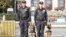 两会会场北京人大会堂外执勤的特警和警犬。（2016年3月5日 美国之音金子莹拍摄）