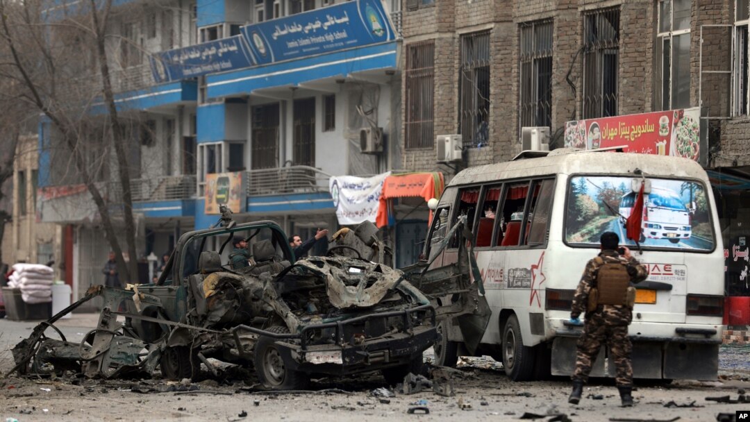 Petugas keamanan Afghanistan memeriksa lokasi serangan bom di Kabul, Afghanistan, Sabtu, 26 Desember 2020. (Foto: AP / Rahmat Gul)