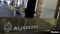 Un employé de Al-Jazeera entre dans le bâtiment du média à New York, aux États-Unis, le 13 janvier 2016.