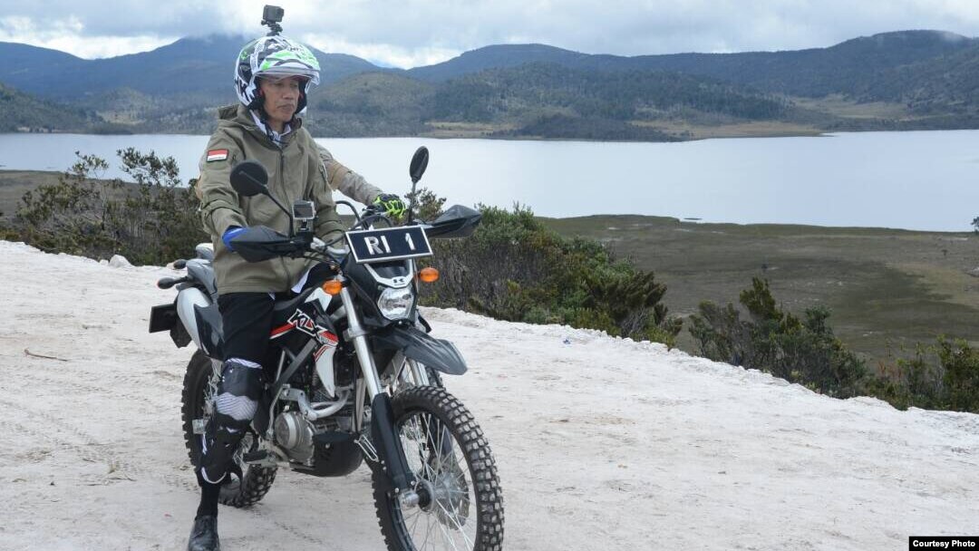 Presiden Joko Widodo meninjau pembangunan jalan Trans Papua dengan mengendarai motor trail, 10 Mei 2017. (Courtesy: Setpres RI)