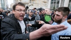 Supporters and opponents of Ukraine's President and presidential candidate Petro Poroshenko argue during a rally near the election campaign office of Poroshenko's rival Volodymyr Zelenskiy ahead of the second round of a presidential vote in Kyiv, Ukraine, April 9, 2019. 