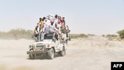 Des Tchadiens traversent le désert à bord d’une camionnette bondée, pour se rendre à Bol, dans le sud du Tchad, le e 9 novembre 2018. 