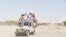 Des Tchadiens traversent le désert à bord d’une camionnette bondée, pour se rendre à Bol, dans le sud du Tchad, le e 9 novembre 2018. 