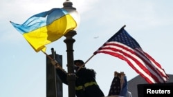 Cờ Mỹ và Ukraine được treo ở Washington khi Tổng thống Zelenskyy đến Mỹ năm 2022.