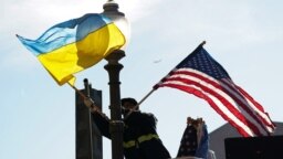 Cờ Mỹ và Ukraine được treo ở Washington khi Tổng thống Zelenskyy đến Mỹ năm 2022.