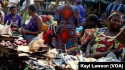 Un stand de jouets à Cotonou, le 18 décembre 2018. (VOA/Ginette Fleure Adandé)