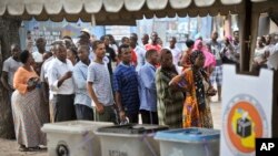 Les Tanzaniens font la queue pour aller voter, le 25 octobre 2015. (AP Photo/Khalfan Said)