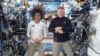 ARCHIVO - Esta imagen tomada de una transmisión en vivo de la NASA muestra a los astronautas de la agencia Suni Williams y Butch Wilmore durante una conferencia de prensa desde la Estación Espacial Internacional, el viernes 13 de septiembre de 2024. 