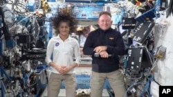 ARCHIVO - Esta imagen tomada de una transmisión en vivo de la NASA muestra a los astronautas de la agencia Suni Williams y Butch Wilmore durante una conferencia de prensa desde la Estación Espacial Internacional, el viernes 13 de septiembre de 2024. 