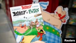 Buku komik terbaru "Asterix chez les Pictes" (Asterix dan orang-orang Pict), dibuat oleh penulis Perancis Jean-Yves Ferri dengan ilustrasi dari Didier Conrad. (Reuters/Benoit Tessier)