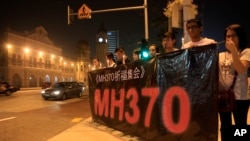 人们在吉隆坡为失踪的马航MH370航班上的乘客举行烛光祈福仪式。 （2014年3月10日）