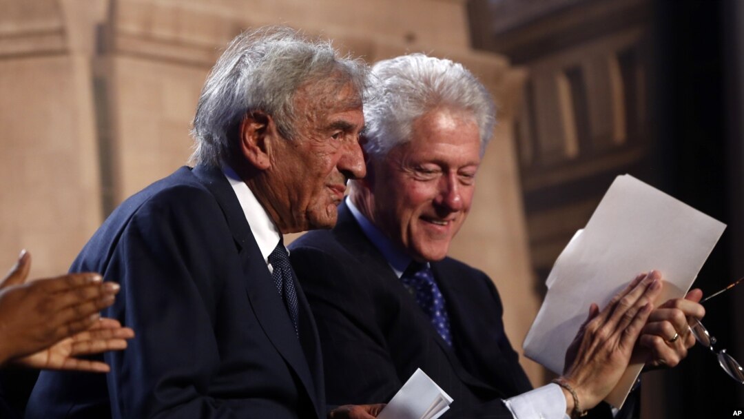 Mantan Presiden AS, Bill Clinton dan pemenang Nobel Perdamaian Elie Wiesel dalam peringatan 20 tahun Museum Holocaust di Washington, Senin (29/4).