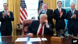 Presiden AS Donald Trump di Gedung Putih berbicara lewat telepon dengan pemimpin Sudan dan Israel, yang menyepakati normalisasi hubungan kedua negara (foto: dok).