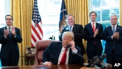 Başkan Donald Trump Beyaz Saray'da İsrail ve Sudan liderleriyle telefon görüşmesi yapıyor.