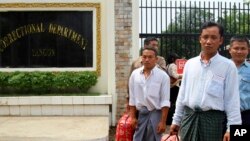 Tahanan politik Burma yang dibebaskan berjalan keluar dari tahanan Insein di Yangon, 17 Mei 2013 (Foto: dok). Burma kembali mengumumkan rencana pembebasan 56 tahanan politik, Selasa (8/10).