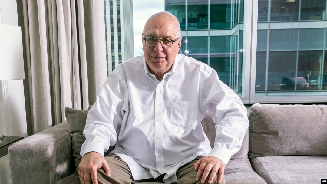 ARCHIVO - El cineasta Errol Morris posa para una promoción durante el Festival Internacional de Cine de Toronto en Toronto en septiembre de 2023. La más reciente película de Morris, "Separation", se estrenó en el Festival de Cine de Venecia el jueves.