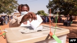 Dans ce pays considéré comme un modèle de stabilité en Afrique, les deux principaux partis, le Nouveau parti patriotique (NPP) et le Congrès national démocratique (NDC), ont alterné au pouvoir de manière presque égale depuis 1992.