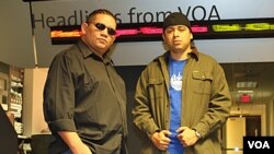 Dos de los tres músicos salvadoreños, Fat Lui y Débil Estar, visitaron los estudios de la VOA.