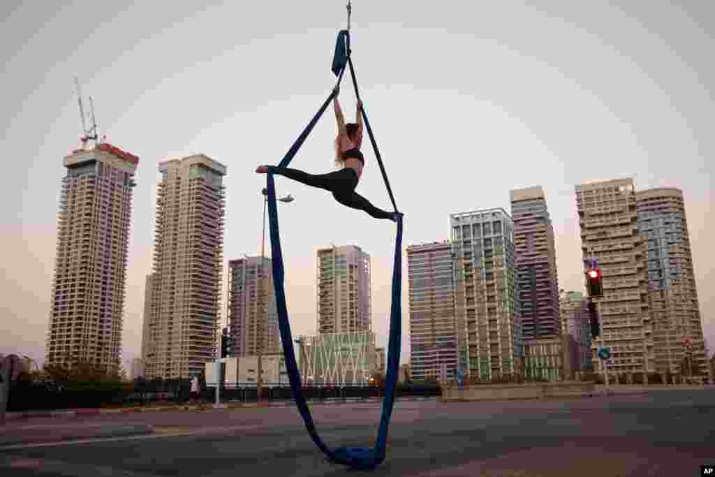 Israeli acrobat Shay Rylski performs on a car-free road, during the Jewish holiday of Yom Kippur, in Tel Aviv.