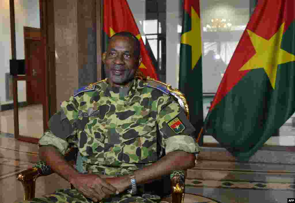 Le général Gilbert Diendéré occupe le palais présidentiel à Ouagadougou, 17 septembre 2015.