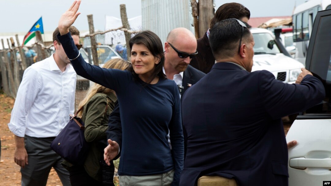 Duta Besar Amerika untuk PBB, Nikki Haley (tengah) melambai kepada para pengungsi di Juba, Sudan Selatan hari Rabu (25/10). 
