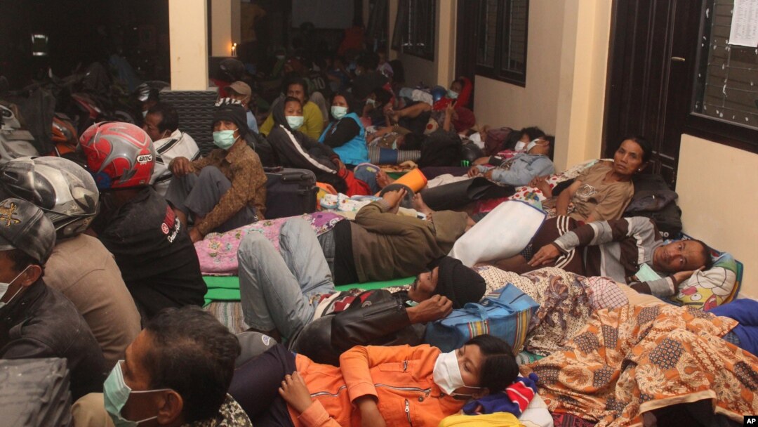 Para pengungsi dari lereng Gunung Kelud tidur di tempat penampungan sementara di Kediri, Jawa Timur (14/2). 