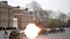 Miembros del regimiento de Artillería de la Caballería Real disparan una salva en honor al príncipe Felipe, en Londres, el 10 de abril de 2021.