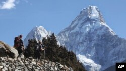 资料照：国际登山者向珠穆朗玛峰行进。