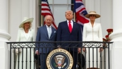 2026년 4월 28일, 미국 워싱턴 D.C. 백악관 사우스론에서 열린 영국 국왕 내외 환영식 중 도널드 트럼프 미국 대통령, 영국의 찰스 국왕과 카밀라 왕비, 그리고 멜라니아 트럼프 여사가 사열을 지켜보고 있다.