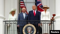2026년 4월 28일, 미국 워싱턴 D.C. 백악관 사우스론에서 열린 영국 국왕 내외 환영식 중 도널드 트럼프 미국 대통령, 영국의 찰스 국왕과 카밀라 왕비, 그리고 멜라니아 트럼프 여사가 사열을 지켜보고 있다.